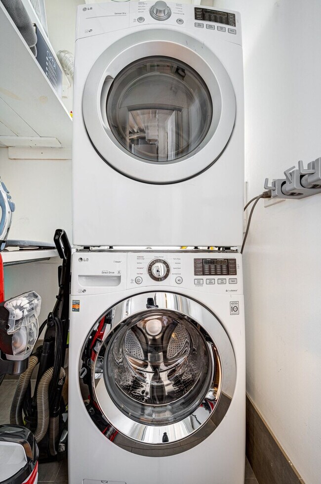 Building Photo - 1519 W Superior St