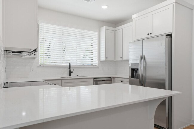 Building Photo - 3 Bed | 2 Bath Luxury Duplex