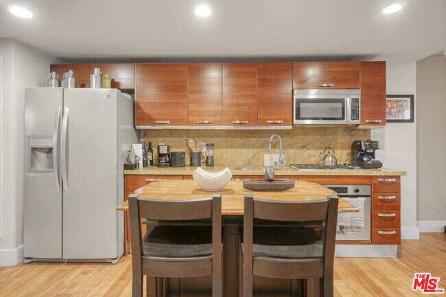 Building Photo - 460 S Spring St