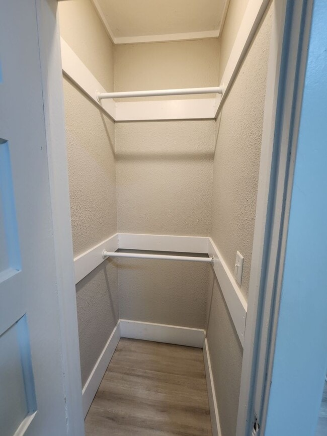 Building Photo - Spacious 3-Bedroom, 1-Bathroom Home AVAILA...