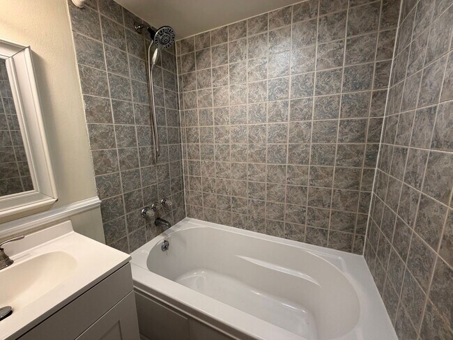Building Photo - 1212 Agnes Street, Unit B - Cozy Studio Apartment in Charlottesville!