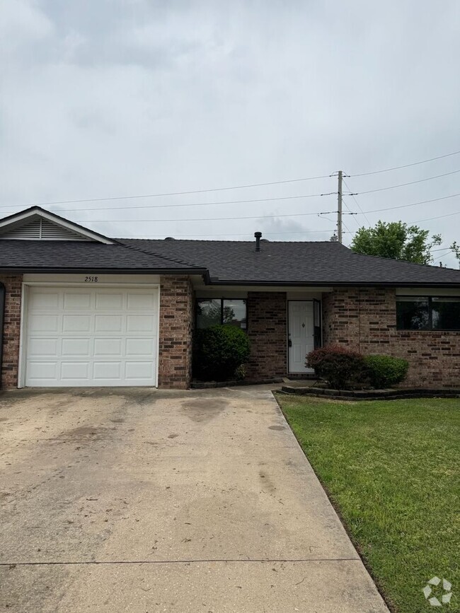 Building Photo - Charming 2-Bedroom Duplex with Fireplace &...