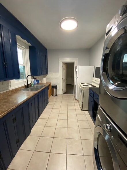 Kitchen - 1202 Hoefgen St