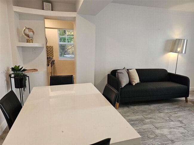 Building Photo - 622 15th St