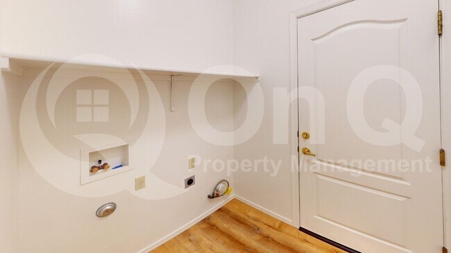 Building Photo - 137 E Calle Zavala