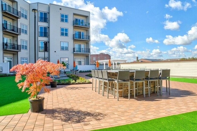 Building Photo - 240 State St