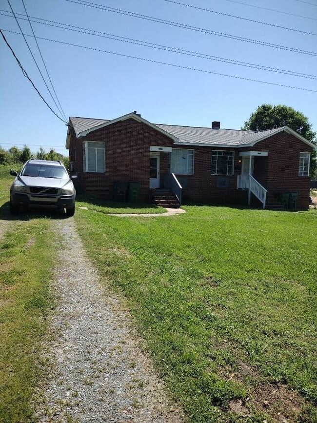 Building Photo - This 2 bed 1 bath duplex home is all brick...