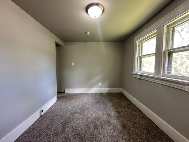 Building Photo - Four Bedroom House Available in Battle Creek!