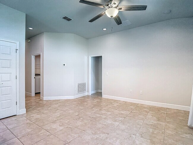 Building Photo - Welcome in to this beautiful Unfurnished -...