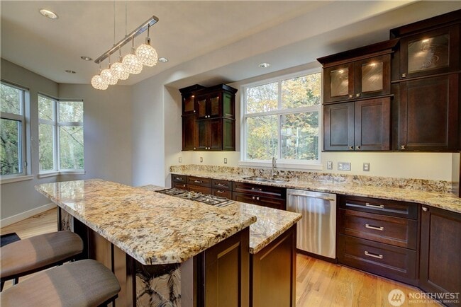 Building Photo - 3bd/3.5ba Kirkland Home