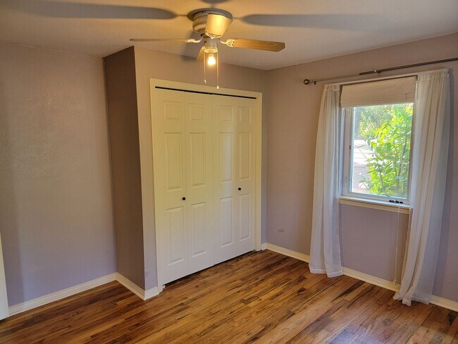 Building Photo - Charming 3 Bed, 1 Bath House with Fenced Yard, Bonus Room and Close to Willamette Park !