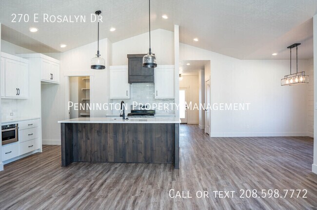 Building Photo - 270 E Rosalyn Dr