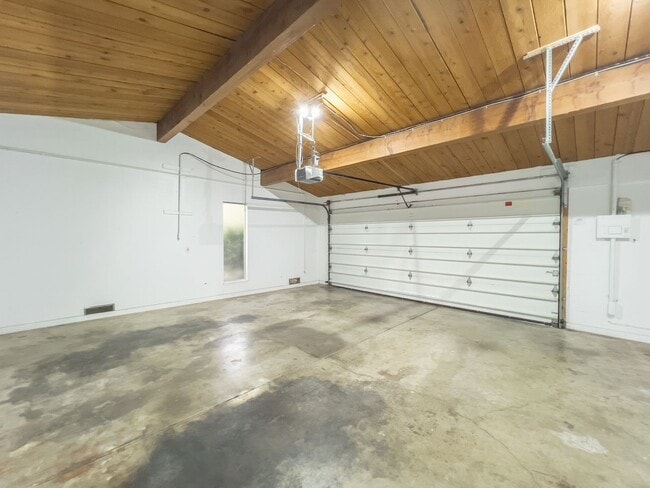 Building Photo - Charming 3-Bedroom Country House