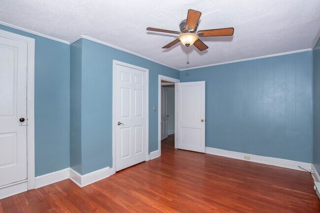 Building Photo - 2 Bedroom, 1.5 Bath, Duplex in Historic Martinsburg, WV