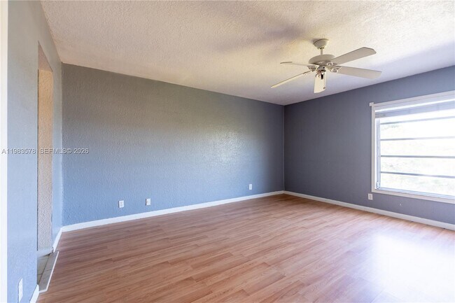 Building Photo - 430 Commodore Dr