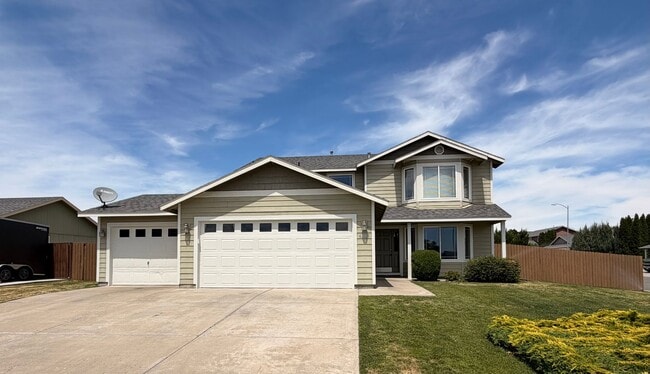Building Photo - Spacious 4 Bedroom, 2.5 Bath w/3 Car Garage!