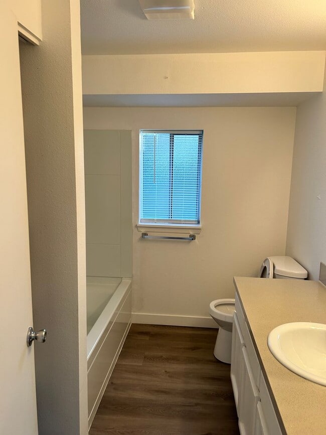 Building Photo - Large 2 Bed Duplex with Walk In Closets/Pr...