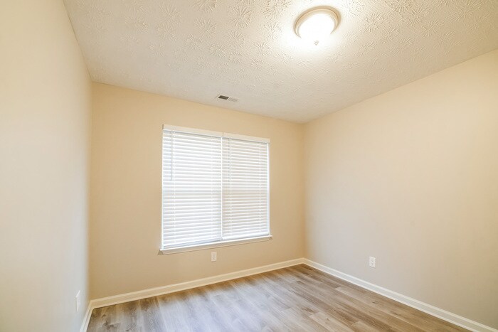 Building Photo - 329 Hillcrest Ln