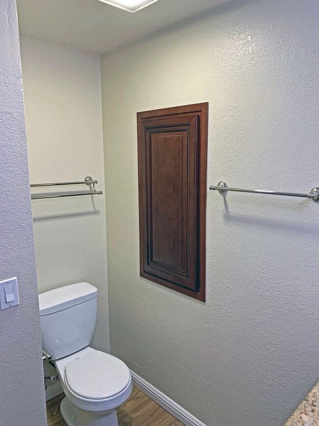 Building Photo - Beautifully Updated 2 Bedroom, 2 Bathroom ...