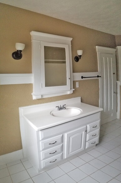 Apt 3 - Bathroom - 542 6th W St