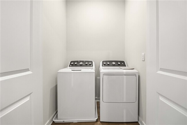 Building Photo - 3406 SE K St