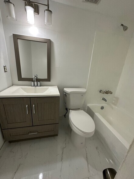 Secondary bathroom - 2918 NE 8th Ter