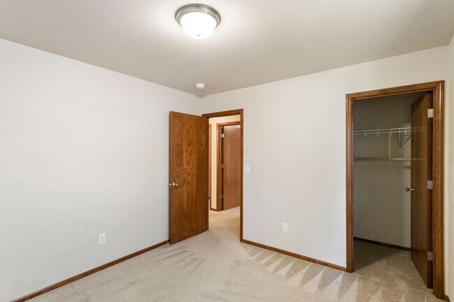 Building Photo - 3 Bed 2 Bath - Excellent Condition - NAS W...