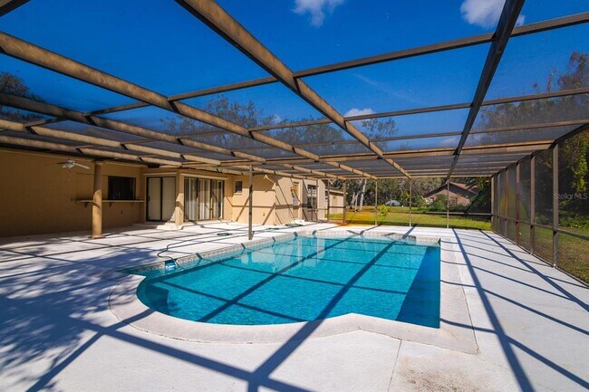 Building Photo - 10206 Lakeview Dr