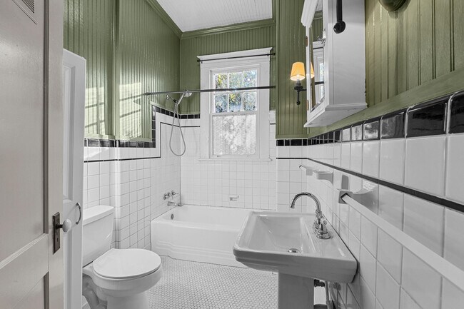 Building Photo - 108 4th St