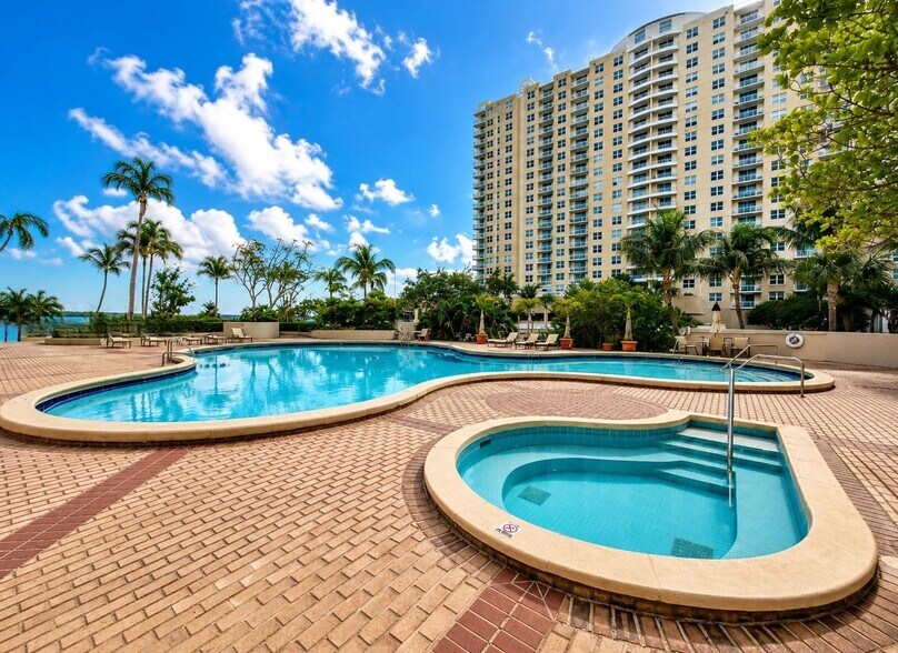 Building Photo - 520 Brickell Key Dr