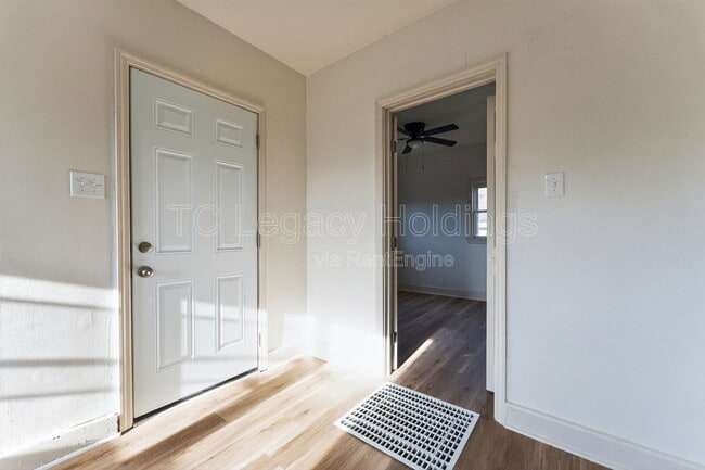 Building Photo - 604 1/2 Hart Street