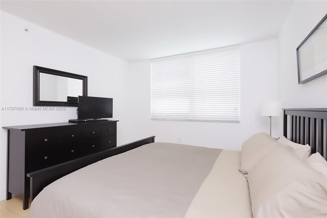 Building Photo - 1155 Brickell Bay Dr