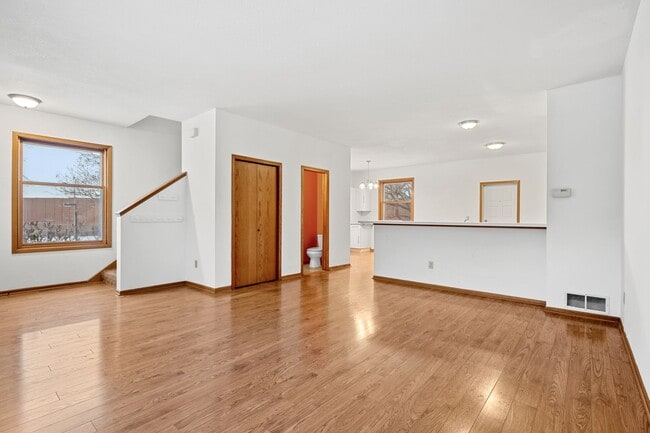 Building Photo - Spacious 3BR 2Bath Townhome in the desirable Seward Neighborhood!