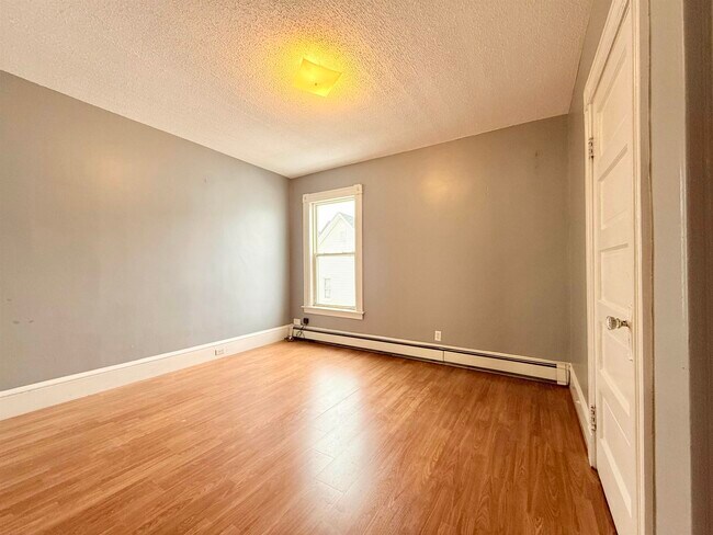 Building Photo - 603 Silver St