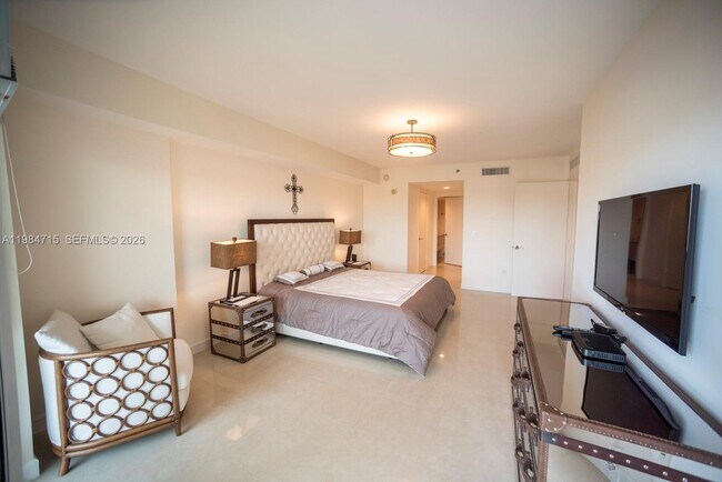 Building Photo - 17201 Collins Ave