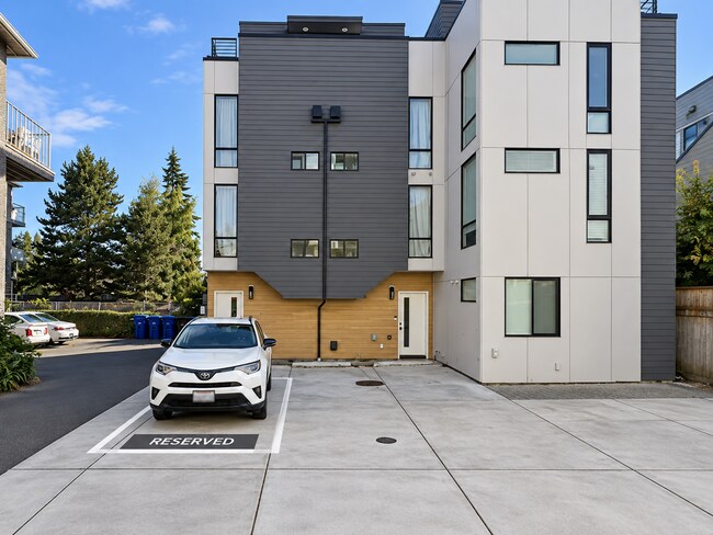 Building Photo - 9212 Roosevelt Way NE