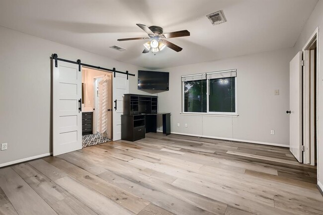 Building Photo - 5019 Oak Forest Dr