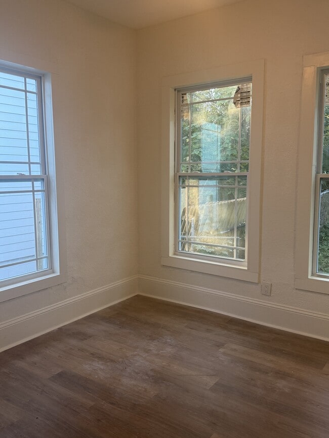 Building Photo - 1030 E 13th St