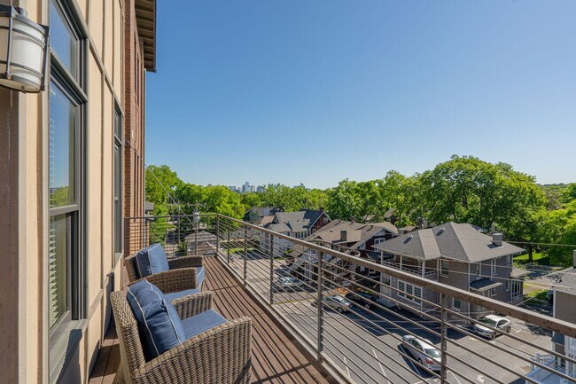Building Photo - Stunning unfurnished 3BR/2.5BA Condo in Prime Belmont/Vanderbilt Location!