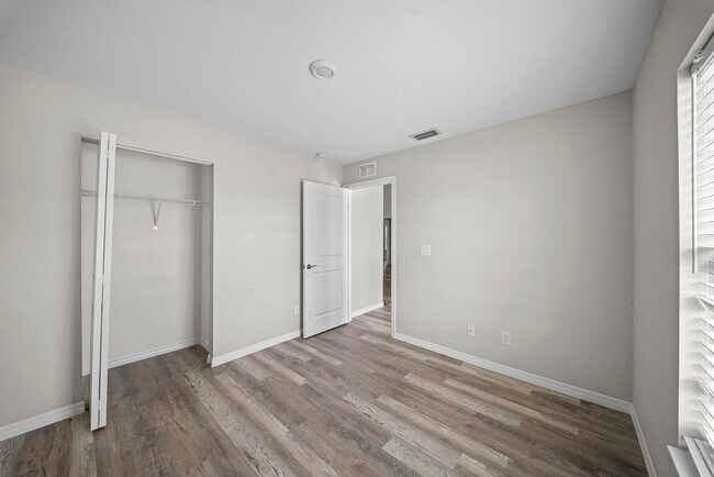 Building Photo - 202 NW 25th Pl
