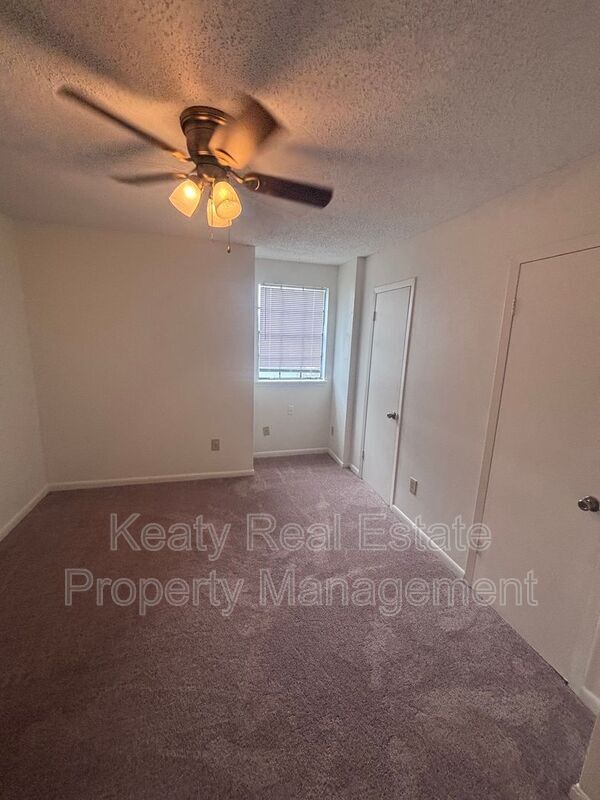Building Photo - 125 Country Ln