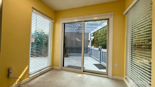 Building Photo - 5 Viburnum Ct