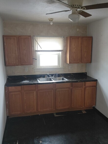 Building Photo - 1657 Pointview Ave