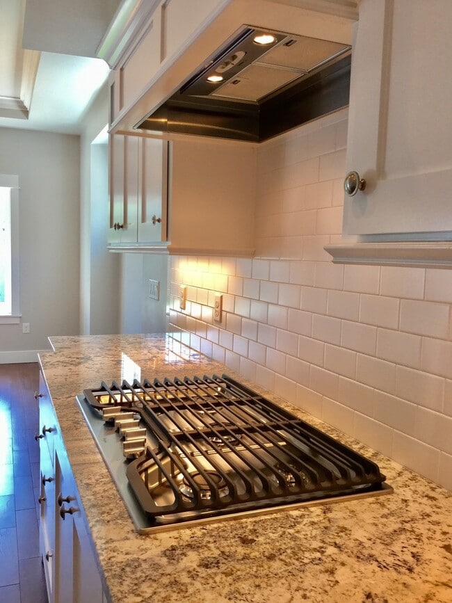 Building Photo - Stunning Newer Build in Stonegate Estates!!