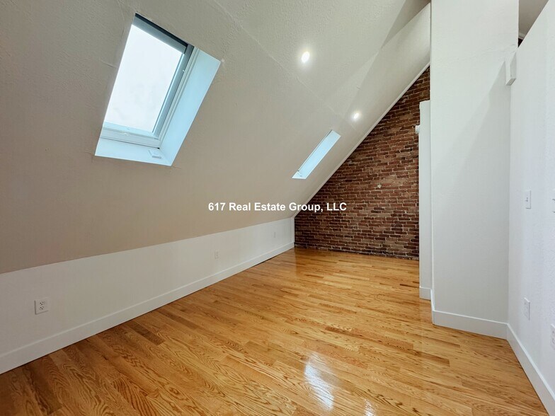 Building Photo - 4 Everett Square