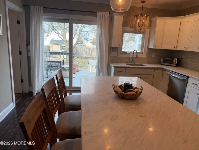 Building Photo - 510 Lareine Ave