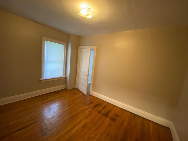 Building Photo - 323 E 18th Ave