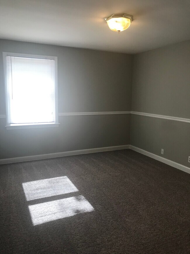 Building Photo - 3 Bedroom Pet Friendly Home For Rent!