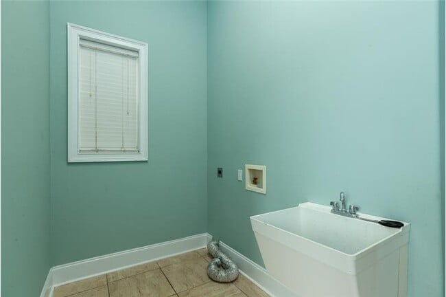 Building Photo - 205 Utopiate Ct