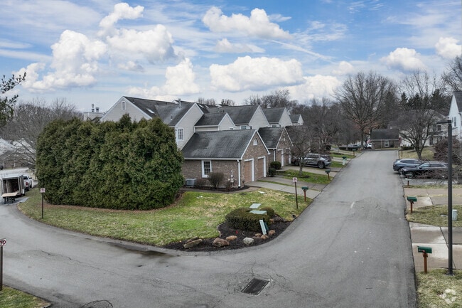 Building Photo - Fairways of Oakmont